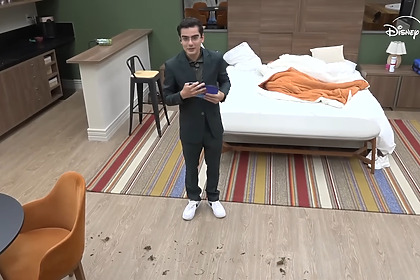 Dudu Camargo em pé no quarto da Casa Do Patrão