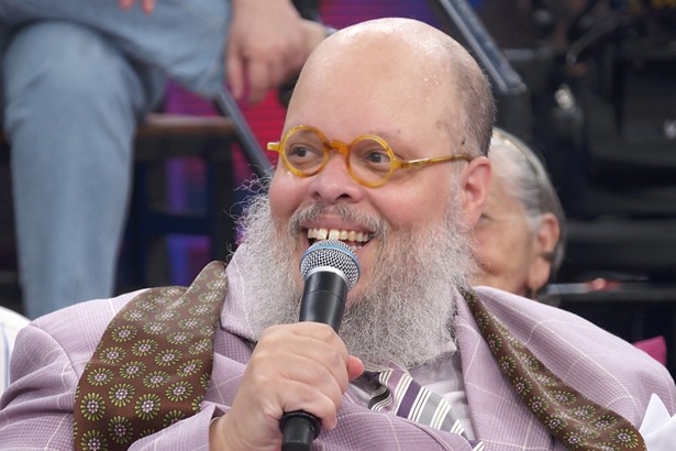 Ed Motta sorridente participando do Altas Horas