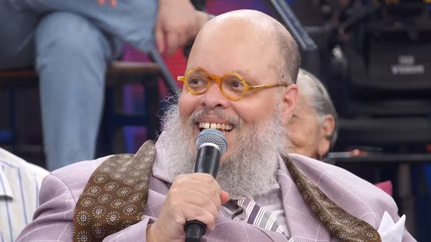 Ed Motta sorridente participando do Altas Horas