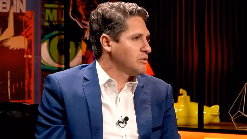 Edmílson, ex-jogador, de blazer, em trecho de entrevista
