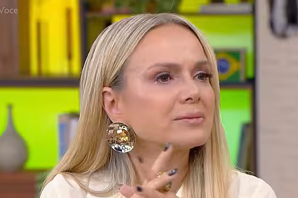 Eliana emocionada após um recado dos filhos no Mais Você