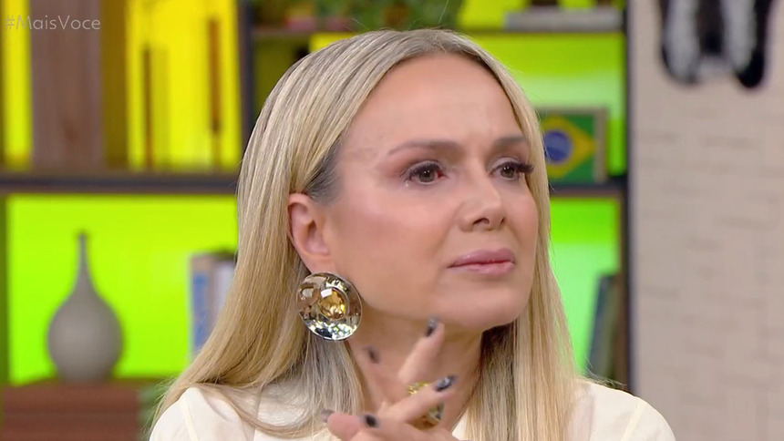 Eliana emocionada após um recado dos filhos no Mais Você