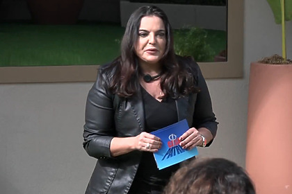 Fabíola Reipert comandando dinâmica na área externa da Casa Do Patrão