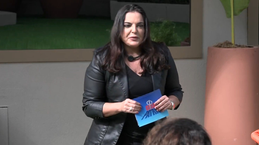 Fabíola Reipert comandando dinâmica na área externa da Casa Do Patrão