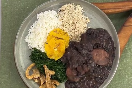 Feijoada da Talitha Morete e do Thiago Oliveira em trecho de receita do É de Casa