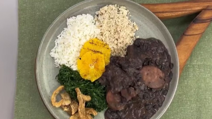Feijoada da Talitha Morete e do Thiago Oliveira em trecho de receita do É de Casa