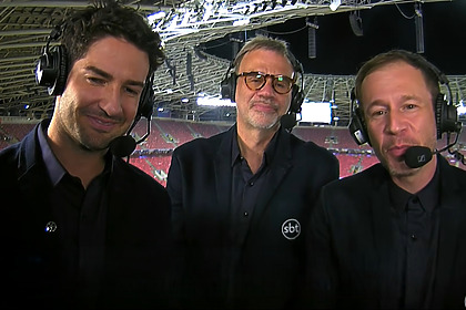 Alexandre Pato, Mauro Beting e Tiago Leifert sorridentes na cabine de transmissão da final da Champions no SBT direto do Puskás Arena