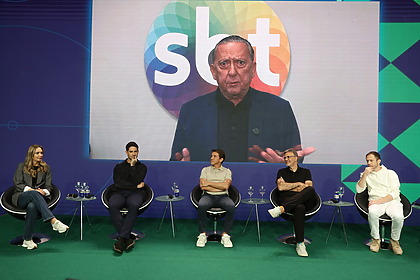 Galvao Bueno em vídoe no telão da Coletiva de Imprensa da Copa do Mundo no SBT