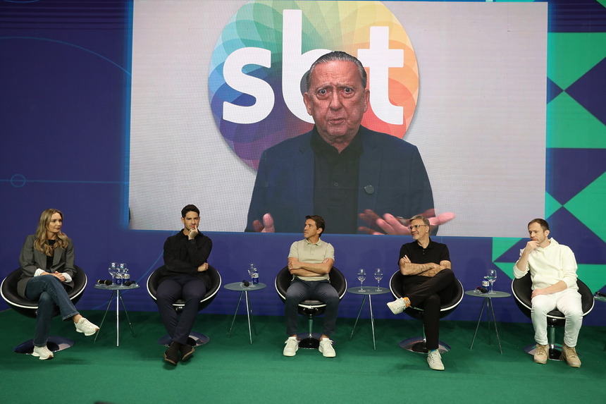 Galvao Bueno em vídoe no telão da Coletiva de Imprensa da Copa do Mundo no SBT