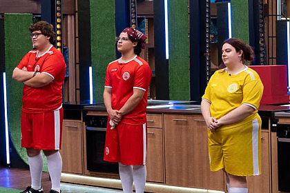 Giovana, Felipe e Victor Hugo, em frente a bancada, na eliminação de estreia do MasterChef
