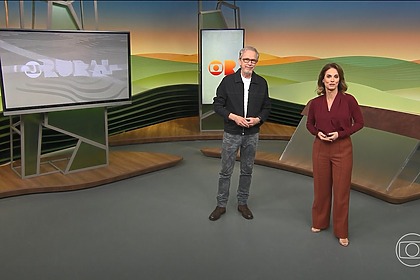 Nélson Araújo e Helen Martins em pé no cenário do Globo Rural