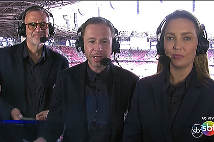 Mauro Beting, Tiago Leifert e Nadine Basttos na cabine de transmissão do SBT dentro do estádio para a final da UEFA Champions League entre PSG e Arsenal