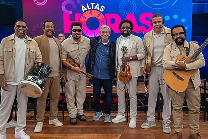 Grupo Revelação, Xande de Pilares e Serginho Groisman no palco do Altas Horas