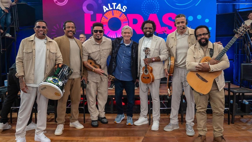 Grupo Revelação, Xande de Pilares e Serginho Groisman no palco do Altas Horas