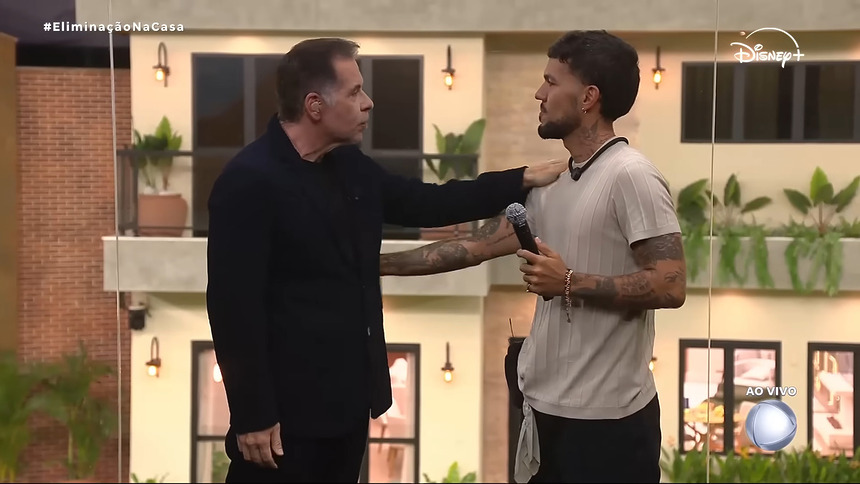 Hassum cumprimenta Luis Fellipe no estúdio de vidro da Casa do Patrão após eliminação