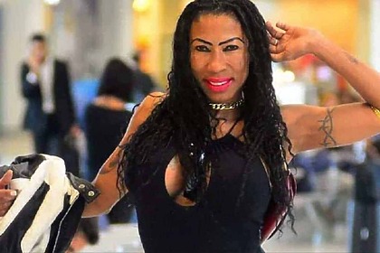 Inês Brasil sorridente