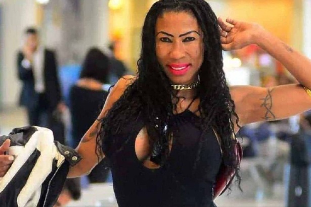 Inês Brasil sorridente