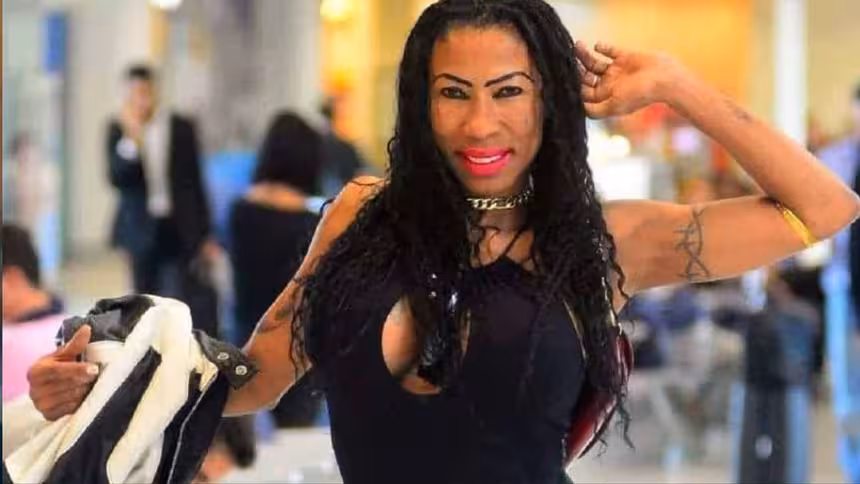 Inês Brasil sorridente