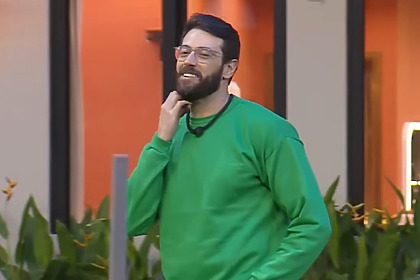 Jackson com a mão no rosto e celebrando a vitória na Prova Tô Fora da Casa Do Patrão