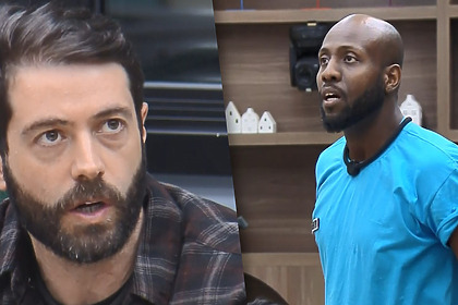 Jackson sentado no sofá da sala da Casa do Patrão em montagem com Vini em pe na sala