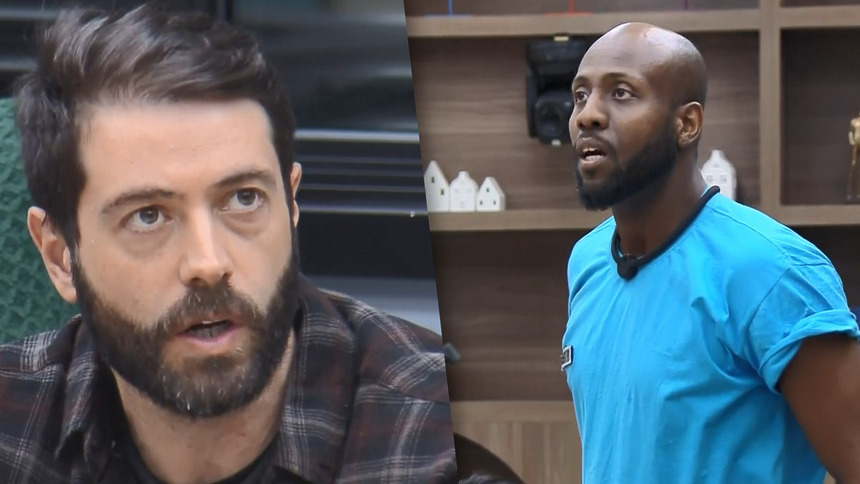 Jackson sentado no sofá da sala da Casa do Patrão em montagem com Vini em pe na sala