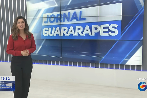Meiry Lanunce em pé no centro do cenário do Jornal Guararapes