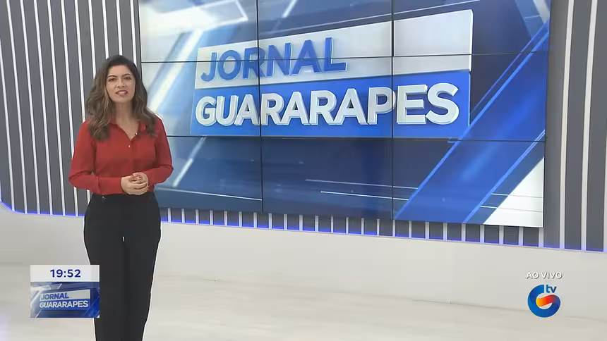 Meiry Lanunce em pé no centro do cenário do Jornal Guararapes
