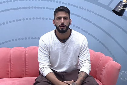 Jovan na sala de atendimento pedindo para deixar a Casa do Patrão