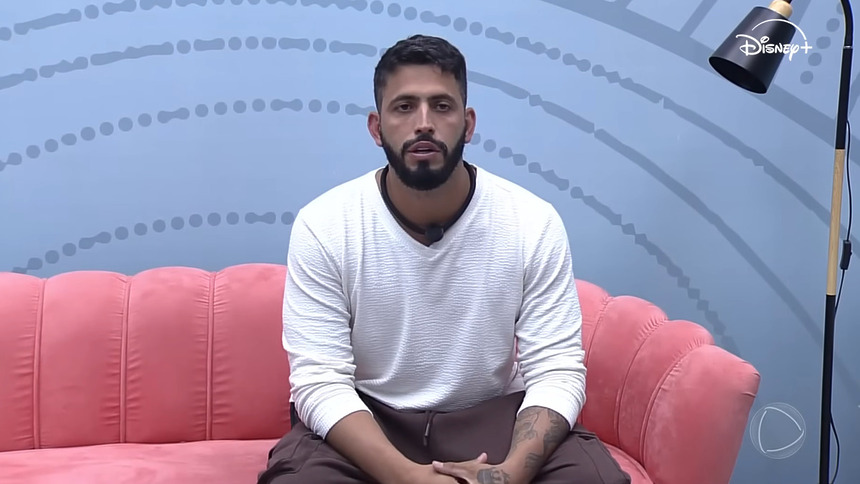 Jovan na sala de atendimento pedindo para deixar a Casa do Patrão