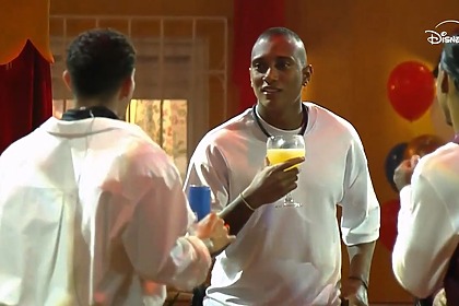 JP segura drink feito por Nikita no palco da festa da Casa do Patrão