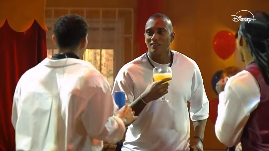 JP segura drink feito por Nikita no palco da festa da Casa do Patrão