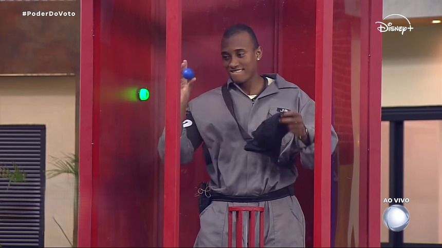 JP segura bola azul na cabina vermelha da Prova do Poder do Voto da Casa do Patrão