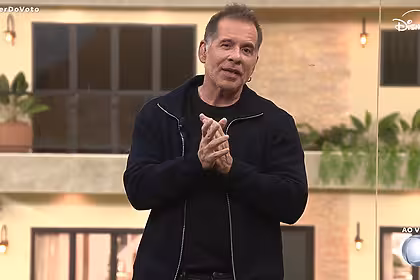 Leandro Hassum vestindo um agasalho preto no glass de estúdio, em trecho da Casa do Patrão