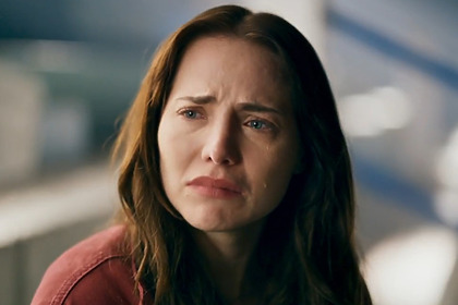 Leticia Colin como Adriana no capítulo de Quem Ama Cuida