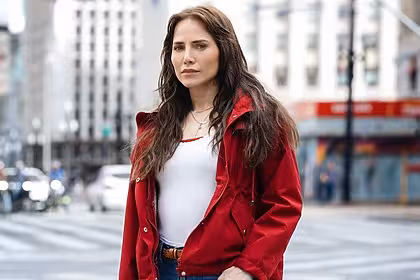 Letícia Colin, em gravação na rua, na novela Quem Ama Cuida