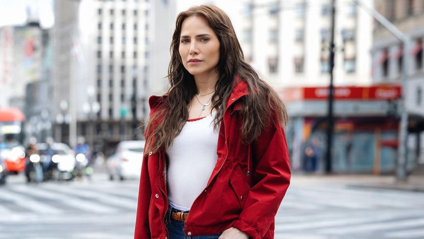 Letícia Colin, em gravação na rua, na novela Quem Ama Cuida