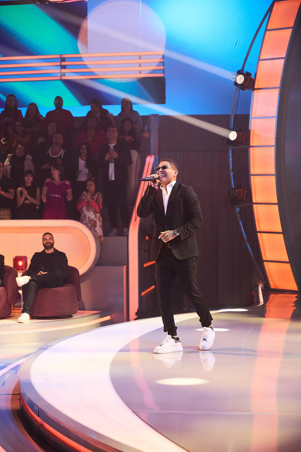 Tierry canta no palco do programa