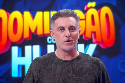 Luciano Huck de suéter escuro no Domingão
