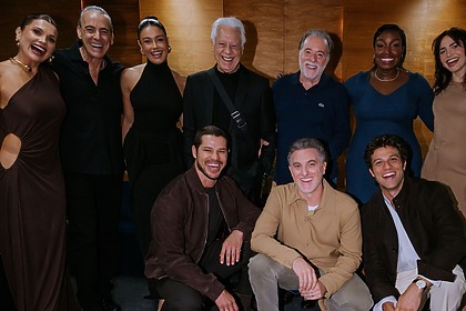 Luciano Huck e elenco de Quem Ama Cuida nos bastidores do Domingão