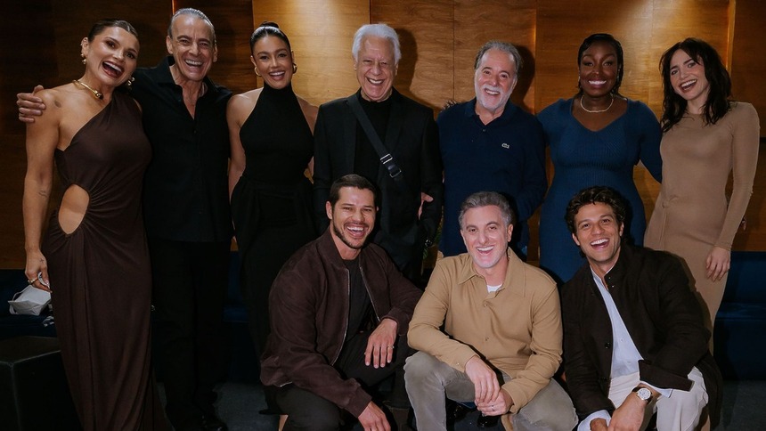 Luciano Huck e elenco de Quem Ama Cuida nos bastidores do Domingão