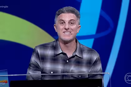 Luciano Huck emocionado em trecho do quadro Quem Quer Ser Um Milionário