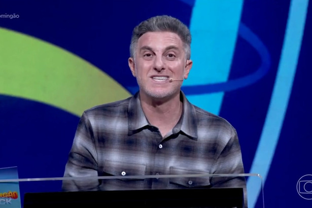 Luciano Huck emocionado em trecho do quadro Quem Quer Ser Um Milionário