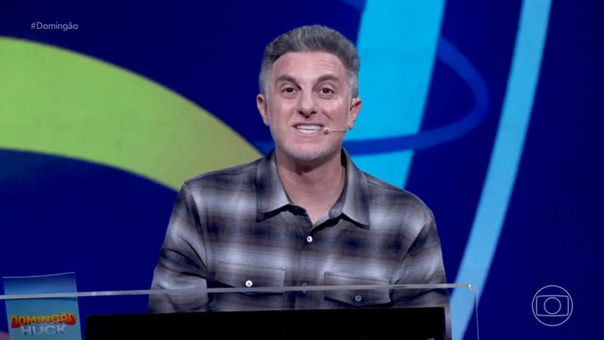 Luciano Huck emocionado em trecho do quadro Quem Quer Ser Um Milionário