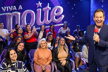 Luis Ricardo sorridente no cenário do Viva a Noite
