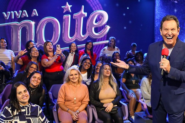 Luis Ricardo sorridente no cenário do Viva a Noite