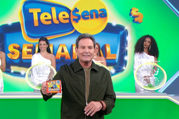 Luis Ricardo em frente ao telão com o bilhete da Tele Sena Semanal edição 103