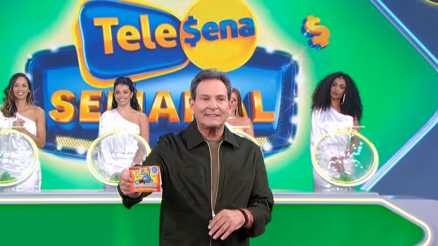 Luis Ricardo em frente ao telão com o bilhete da Tele Sena Semanal edição 103