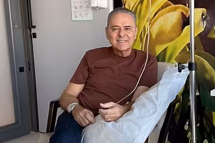 Luis Roberto com o acesso venoso em trecho do tratamento de câncer