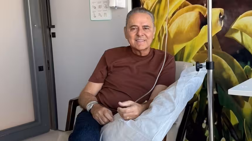 Luis Roberto com o acesso venoso em trecho do tratamento de câncer