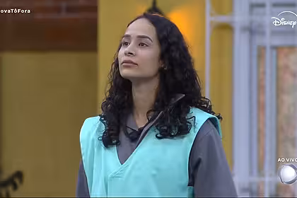 Luiza olha para o alto após vence prova tô fora no gramado da casa do patrão